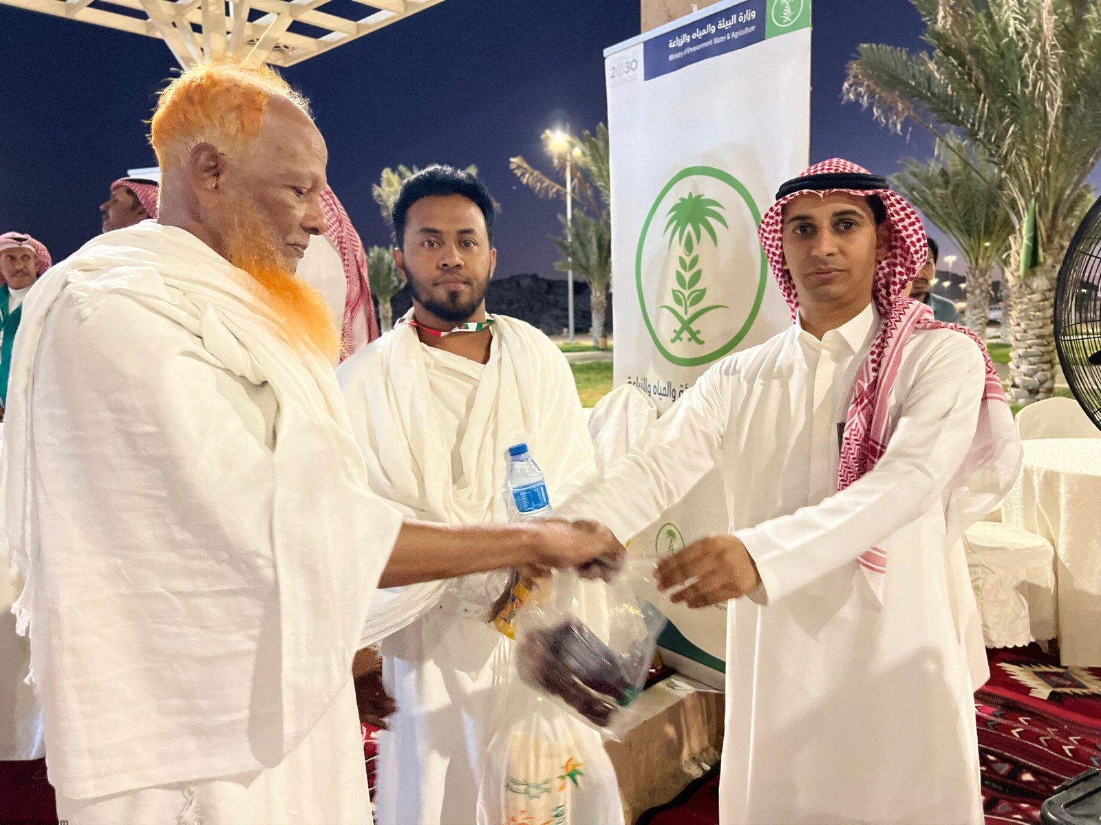 مدير عام فرع الوزارة بالإنابة يتفقد الخدمات المقدمة لضيوف الرحمن بمنفذ ...