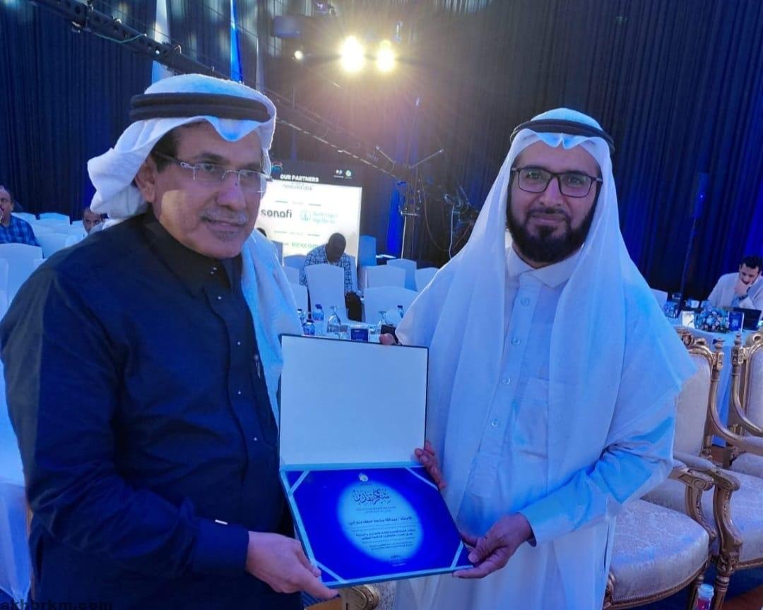 البروفيسور عبدالرحمن الشيخ يكرم الإعلامي “عبدالله بنجابي” لتميزه في ...